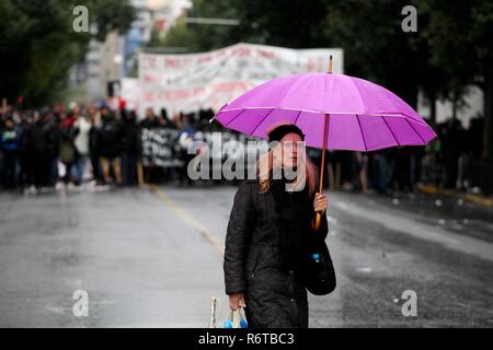 Athen, Griechenland. 6 Dez, 2018. Hunderte Schüler und Studenten durch die Straßen der griechischen Hauptstadt, dem zehnten Jahrestag der tödlichen Polizei die Aufnahme eines Jugendlichen in Athen, dass die schlimmsten Ausschreitungen in Griechenland seit Jahrzehnten gesehen hatte, löste zu markieren. (Bild: © aristidis VafeiadakisZUMA Draht) Credit: ZUMA Press, Inc./Alamy leben Nachrichten Stockfoto