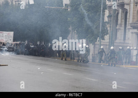 Athen, Griechenland. 6 Dez, 2018. Anarchisten und linken Studenten März riefen Parolen gegen den Staat und die Polizei. Studierende demonstrierten Alexis Grigoropoulos, die 15-jährige Schülerin, die von einem Polizisten in Exarchia niedergeschossen wurde, Zentral Athen am 6. Dezember 2008 zu gedenken. Credit: Nikolas Georgiou/ZUMA Draht/Alamy leben Nachrichten Stockfoto