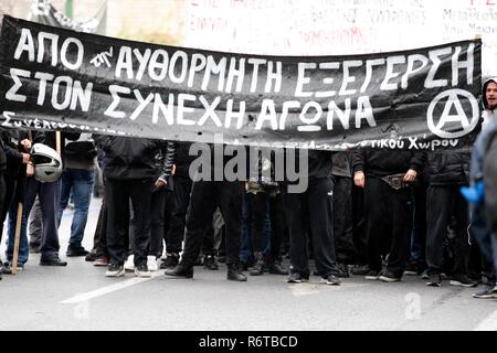 Athen, Griechenland. 6 Dez, 2018. Hunderte Schüler und Studenten durch die Straßen der griechischen Hauptstadt, dem zehnten Jahrestag der tödlichen Polizei die Aufnahme eines Jugendlichen in Athen, dass die schlimmsten Ausschreitungen in Griechenland seit Jahrzehnten gesehen hatte, löste zu markieren. (Bild: © aristidis VafeiadakisZUMA Draht) Credit: ZUMA Press, Inc./Alamy leben Nachrichten Stockfoto