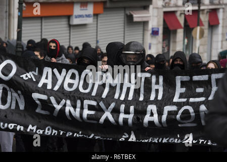 Athen, Griechenland. 6 Dez, 2018. Anarchisten und linken Studenten März riefen Parolen gegen den Staat und die Polizei. Studierende demonstrierten Alexis Grigoropoulos, die 15-jährige Schülerin, die von einem Polizisten in Exarchia niedergeschossen wurde, Zentral Athen am 6. Dezember 2008 zu gedenken. Credit: Nikolas Georgiou/ZUMA Draht/Alamy leben Nachrichten Stockfoto