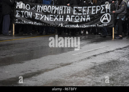 Athen, Griechenland. 6 Dez, 2018. Anarchisten und linken Studenten März riefen Parolen gegen den Staat und die Polizei. Studierende demonstrierten Alexis Grigoropoulos, die 15-jährige Schülerin, die von einem Polizisten in Exarchia niedergeschossen wurde, Zentral Athen am 6. Dezember 2008 zu gedenken. Credit: Nikolas Georgiou/ZUMA Draht/Alamy leben Nachrichten Stockfoto