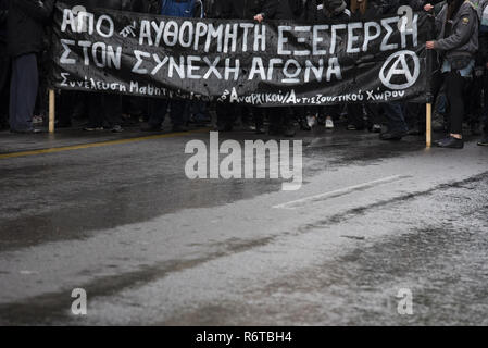 Athen, Griechenland. 6 Dez, 2018. Anarchisten und linken Studenten März riefen Parolen gegen den Staat und die Polizei. Studierende demonstrierten Alexis Grigoropoulos, die 15-jährige Schülerin, die von einem Polizisten in Exarchia niedergeschossen wurde, Zentral Athen am 6. Dezember 2008 zu gedenken. Credit: Nikolas Georgiou/ZUMA Draht/Alamy leben Nachrichten Stockfoto