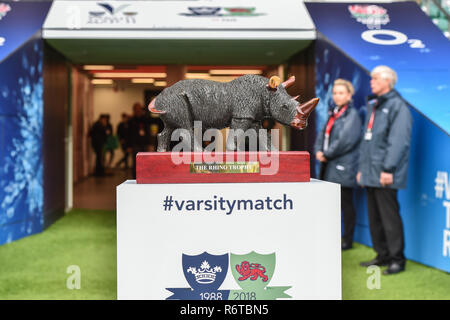 London, Großbritannien. 6. Dezember 2018. Die Trophäe wird angezeigt während Varsitygleiches 2018 zwischen Ourfc Frauen v Curufc Frauen in Twickenham Stadion am Donnerstag, den 06. Dezember 2018. LONDON ENGLAND. (Nur redaktionelle Nutzung, eine Lizenz für die gewerbliche Nutzung erforderlich. Keine Verwendung in Wetten, Spiele oder einer einzelnen Verein/Liga/player Publikationen.) Credit: Taka G Wu/Alamy News Credit: Taka Wu/Alamy leben Nachrichten Stockfoto