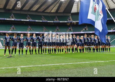 London, Großbritannien. 6. Dezember 2018. Beide Team der Pitch während Varsitygleiches 2018 zwischen Ourfc Frauen v Curufc Frauen in Twickenham Stadion am Donnerstag, den 06. Dezember 2018. LONDON ENGLAND. (Nur redaktionelle Nutzung, eine Lizenz für die gewerbliche Nutzung erforderlich. Keine Verwendung in Wetten, Spiele oder einer einzelnen Verein/Liga/player Publikationen.) Credit: Taka G Wu/Alamy News Credit: Taka Wu/Alamy leben Nachrichten Stockfoto