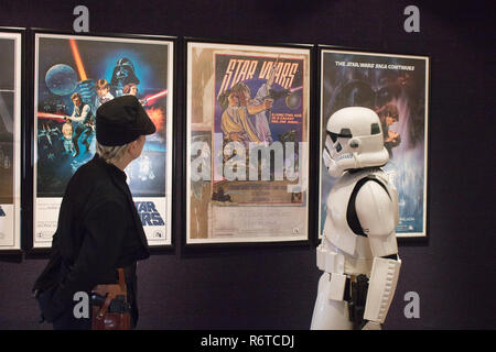 London, Großbritannien. 6. Dezember 2018. Ein Stormtrooper und Imperial Officer Anzeigen der ursprünglichen Star Wars Poster der Bonhams photocall Credit: Amer ghazzal/Alamy leben Nachrichten Stockfoto