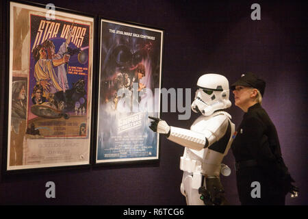 London, Großbritannien. 6. Dezember 2018. Ein Stormtrooper und Imperial Officer Anzeigen der ursprünglichen Star Wars Poster der Bonhams photocall Credit: Amer ghazzal/Alamy leben Nachrichten Stockfoto