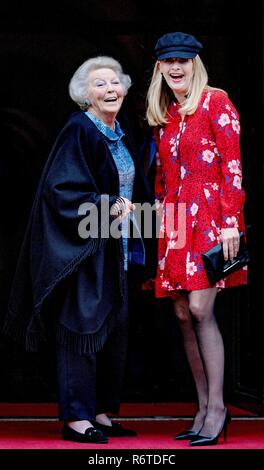 Prinzessin Beatrix und Prinzessin Mabel der Niederlande kommen an der Königliche Palast in Amsterdam, am 6. Dezember 2018, die Präsentation des Grand Prince Claus Award 2018 zur Teilnahme an der Market Photo Workshop, eine kulturelle Plattform und Training Institute in Johannesburg, Südafrika Foto: Albert Nieboer/Niederlande/Point de Vue | Stockfoto