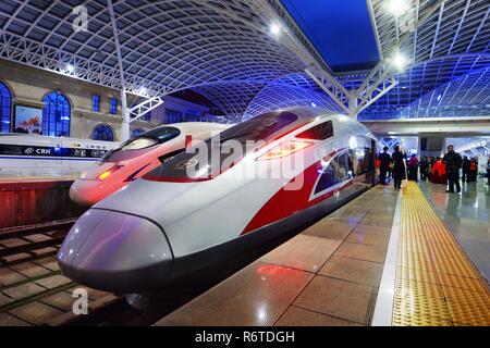 Qingdao, China. 6 Dez, 2018. China's New Generation mit hoher Geschwindigkeit Bullet Train, die ''Fuxing, ''put wird in Betrieb in Qingdao, in der ostchinesischen Provinz Shandong. Credit: SIPA Asien/ZUMA Draht/Alamy leben Nachrichten Stockfoto