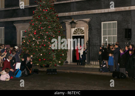 London, Großbritannien. 6. Dezember 2018. Der Premierminister, Theresa, Schalter an der Downing Street Weihnachtsbeleuchtung. Mitglieder der militärische Frauen Chöre auch durchgeführt. Credit: Keith Larby/Alamy leben Nachrichten Stockfoto