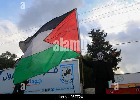 Gaza, Palästina. Dezember 6th, 2018. Palästinensischen Fraktionen einer Grosskundgebung in Gaza am 6. Dezember 2018 organisieren, aus Protest gegen die USA geförderte Entwurf einer Entschließung bei den Vereinten Nationen eingereichten Kennzeichnung palästinensischen Widerstand, insbesondere der Islamischen Widerstandsbewegung Hamas und des Islamischen Dschihad Bewegung, wie Terroristen. Die Demonstranten abgelehnt Der US-Entwurf einer Entschließung und trugen Banner sagen, dass Widerstand nicht den Terrorismus, sondern ist Teil ihres Kampfes. Credit: ZUMA Press, Inc./Alamy leben Nachrichten Stockfoto