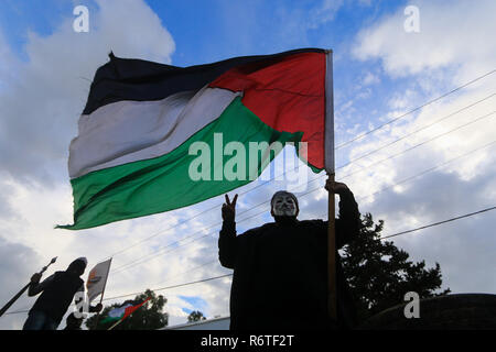 Gaza, Palästina. Dezember 6th, 2018. Palästinensischen Fraktionen einer Grosskundgebung in Gaza am 6. Dezember 2018 organisieren, aus Protest gegen die USA geförderte Entwurf einer Entschließung bei den Vereinten Nationen eingereichten Kennzeichnung palästinensischen Widerstand, insbesondere der Islamischen Widerstandsbewegung Hamas und des Islamischen Dschihad Bewegung, wie Terroristen. Die Demonstranten abgelehnt Der US-Entwurf einer Entschließung und trugen Banner sagen, dass Widerstand nicht den Terrorismus, sondern ist Teil ihres Kampfes. Credit: ZUMA Press, Inc./Alamy leben Nachrichten Stockfoto