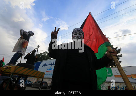 Gaza, Palästina. Dezember 6th, 2018. Palästinensischen Fraktionen einer Grosskundgebung in Gaza am 6. Dezember 2018 organisieren, aus Protest gegen die USA geförderte Entwurf einer Entschließung bei den Vereinten Nationen eingereichten Kennzeichnung palästinensischen Widerstand, insbesondere der Islamischen Widerstandsbewegung Hamas und des Islamischen Dschihad Bewegung, wie Terroristen. Die Demonstranten abgelehnt Der US-Entwurf einer Entschließung und trugen Banner sagen, dass Widerstand nicht den Terrorismus, sondern ist Teil ihres Kampfes. Credit: ZUMA Press, Inc./Alamy leben Nachrichten Stockfoto