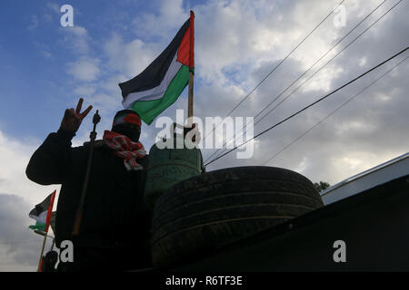 Gaza, Palästina. Dezember 6th, 2018. Palästinensischen Fraktionen einer Grosskundgebung in Gaza am 6. Dezember 2018 organisieren, aus Protest gegen die USA geförderte Entwurf einer Entschließung bei den Vereinten Nationen eingereichten Kennzeichnung palästinensischen Widerstand, insbesondere der Islamischen Widerstandsbewegung Hamas und des Islamischen Dschihad Bewegung, wie Terroristen. Die Demonstranten abgelehnt Der US-Entwurf einer Entschließung und trugen Banner sagen, dass Widerstand nicht den Terrorismus, sondern ist Teil ihres Kampfes. Credit: ZUMA Press, Inc./Alamy leben Nachrichten Stockfoto