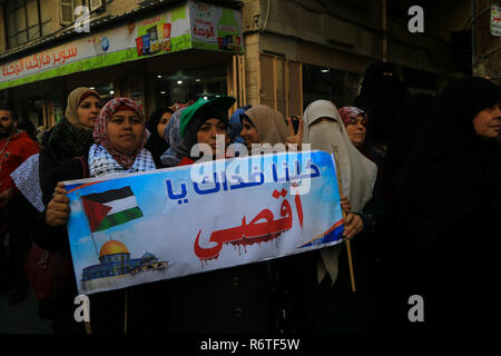 Gaza, Palästina. Dezember 6th, 2018. Palästinensischen Fraktionen einer Grosskundgebung in Gaza am 6. Dezember 2018 organisieren, aus Protest gegen die USA geförderte Entwurf einer Entschließung bei den Vereinten Nationen eingereichten Kennzeichnung palästinensischen Widerstand, insbesondere der Islamischen Widerstandsbewegung Hamas und des Islamischen Dschihad Bewegung, wie Terroristen. Die Demonstranten abgelehnt Der US-Entwurf einer Entschließung und trugen Banner sagen, dass Widerstand nicht den Terrorismus, sondern ist Teil ihres Kampfes. Sie riefen auch dazu auf, den Schutz der Palästinenser gegen die Besatzung und die Verbrechen, die in seinem Namen begangen. Die UN-Generalversammlung ist ex Stockfoto