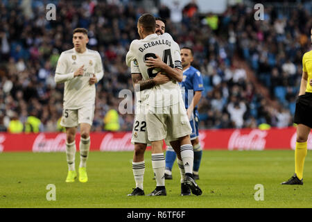 Madrid, Spanien. 6. Dezember 2018. von Real Madrid Francisco Alarcón' Isco' gesehen feiern ein Ziel mit Real Madrid Dani Fernandez während der Copa del Rey Match zwischen Real Madrid und UD Melilla im Santiago Bernabeu in Madrid. Credit: LEGAN S. Mace/SOPA Images/ZUMA Draht/Alamy leben Nachrichten Stockfoto