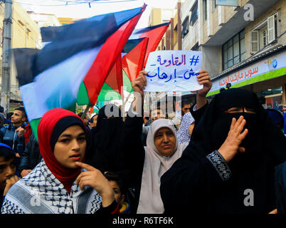 Gaza, Palästina. Dezember 6th, 2018. Palästinensischen Fraktionen einer Grosskundgebung in Gaza am 6. Dezember 2018 organisieren, aus Protest gegen die USA geförderte Entwurf einer Entschließung bei den Vereinten Nationen eingereichten Kennzeichnung palästinensischen Widerstand, insbesondere der Islamischen Widerstandsbewegung Hamas und des Islamischen Dschihad Bewegung, wie Terroristen. Die Demonstranten abgelehnt Der US-Entwurf einer Entschließung und trugen Banner sagen, dass Widerstand nicht den Terrorismus, sondern ist Teil ihres Kampfes. Sie riefen auch dazu auf, den Schutz der Palästinenser gegen die Besatzung und die Verbrechen, die in seinem Namen begangen. Die UN-Generalversammlung ist ex Stockfoto