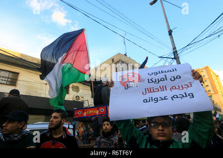 Gaza, Palästina. Dezember 6th, 2018. Palästinensischen Fraktionen einer Grosskundgebung in Gaza am 6. Dezember 2018 organisieren, aus Protest gegen die USA geförderte Entwurf einer Entschließung bei den Vereinten Nationen eingereichten Kennzeichnung palästinensischen Widerstand, insbesondere der Islamischen Widerstandsbewegung Hamas und des Islamischen Dschihad Bewegung, wie Terroristen. Die Demonstranten abgelehnt Der US-Entwurf einer Entschließung und trugen Banner sagen, dass Widerstand nicht den Terrorismus, sondern ist Teil ihres Kampfes. Sie riefen auch dazu auf, den Schutz der Palästinenser gegen die Besatzung und die Verbrechen, die in seinem Namen begangen. Die UN-Generalversammlung ist ex Stockfoto