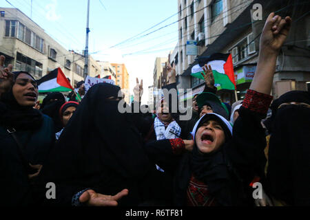 Gaza, Palästina. Dezember 6th, 2018. Palästinensischen Fraktionen einer Grosskundgebung in Gaza am 6. Dezember 2018 organisieren, aus Protest gegen die USA geförderte Entwurf einer Entschließung bei den Vereinten Nationen eingereichten Kennzeichnung palästinensischen Widerstand, insbesondere der Islamischen Widerstandsbewegung Hamas und des Islamischen Dschihad Bewegung, wie Terroristen. Die Demonstranten abgelehnt Der US-Entwurf einer Entschließung und trugen Banner sagen, dass Widerstand nicht den Terrorismus, sondern ist Teil ihres Kampfes. Sie riefen auch dazu auf, den Schutz der Palästinenser gegen die Besatzung und die Verbrechen, die in seinem Namen begangen. Die UN-Generalversammlung ist ex Stockfoto