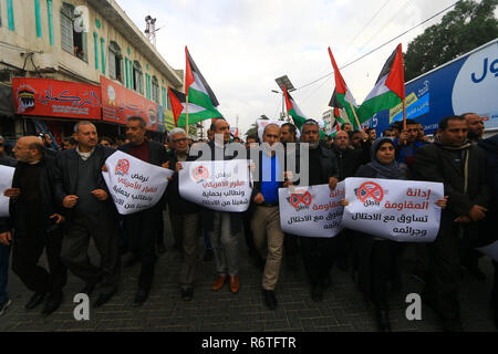 Dezember 6, 2018-palästinensischen Fraktionen einer Grosskundgebung in Gaza Stadt organisieren am 6. Dezember 2018 aus Protest gegen die USA geförderte Entwurf einer Entschließung bei den Vereinten Nationen eingereichten Kennzeichnung palästinensischen Widerstand, insbesondere der Islamischen Widerstandsbewegung Hamas und des Islamischen Dschihad Bewegung, wie Terroristen. Die Demonstranten abgelehnt Der US-Entwurf einer Entschließung und trugen Banner sagen, dass Widerstand nicht den Terrorismus, sondern ist Teil ihres Kampfes. Sie riefen auch dazu auf, den Schutz der Palästinenser gegen die Besatzung und die Verbrechen, die in seinem Namen begangen. Die Generalversammlung der Vereinten Nationen wird erwartet, auf T einzuberufen, Stockfoto