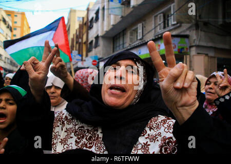 Dezember 6, 2018-palästinensischen Fraktionen einer Grosskundgebung in Gaza Stadt organisieren am 6. Dezember 2018 aus Protest gegen die USA geförderte Entwurf einer Entschließung bei den Vereinten Nationen eingereichten Kennzeichnung palästinensischen Widerstand, insbesondere der Islamischen Widerstandsbewegung Hamas und des Islamischen Dschihad Bewegung, wie Terroristen. Die Demonstranten abgelehnt Der US-Entwurf einer Entschließung und trugen Banner sagen, dass Widerstand nicht den Terrorismus, sondern ist Teil ihres Kampfes. Sie riefen auch dazu auf, den Schutz der Palästinenser gegen die Besatzung und die Verbrechen, die in seinem Namen begangen. Die Generalversammlung der Vereinten Nationen wird erwartet, auf T einzuberufen, Stockfoto