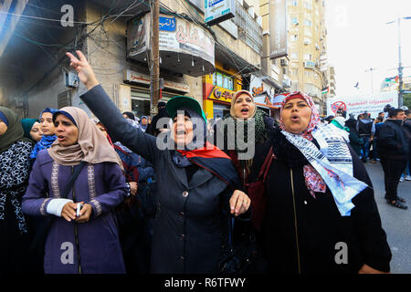 Dezember 6, 2018-palästinensischen Fraktionen einer Grosskundgebung in Gaza Stadt organisieren am 6. Dezember 2018 aus Protest gegen die USA geförderte Entwurf einer Entschließung bei den Vereinten Nationen eingereichten Kennzeichnung palästinensischen Widerstand, insbesondere der Islamischen Widerstandsbewegung Hamas und des Islamischen Dschihad Bewegung, wie Terroristen. Die Demonstranten abgelehnt Der US-Entwurf einer Entschließung und trugen Banner sagen, dass Widerstand nicht den Terrorismus, sondern ist Teil ihres Kampfes. Sie riefen auch dazu auf, den Schutz der Palästinenser gegen die Besatzung und die Verbrechen, die in seinem Namen begangen. Die Generalversammlung der Vereinten Nationen wird erwartet, auf T einzuberufen, Stockfoto