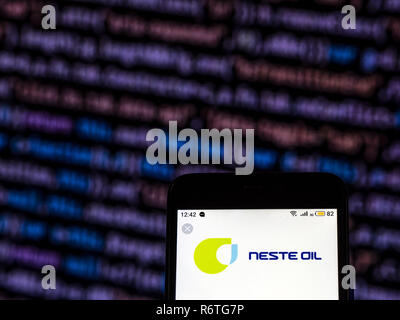 Kiew, Ukraine. 6 Dez, 2018. Neste Oyj Engineering Services Company Logo auf dem Smartphone angezeigt. Quelle: Igor Golovniov/SOPA Images/ZUMA Draht/Alamy leben Nachrichten Stockfoto