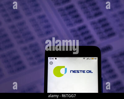 Kiew, Ukraine. 6 Dez, 2018. Neste Oyj Engineering Services Company Logo auf dem Smartphone angezeigt. Quelle: Igor Golovniov/SOPA Images/ZUMA Draht/Alamy leben Nachrichten Stockfoto