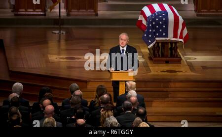 Washington DC, USA. 5. Dezember, 2018. Der ehemalige kanadische Premierminister Brian Mulroney, liefert die laudatio Für die ehemaligen US-Präsidenten George H.W. Bush während der Beerdigung an die National Cathedral Dezember 5, 2018 in Washington, DC. Bush, der 41. Präsident, starb in seinem Haus in Houston Alter 94. Credit: Planetpix/Alamy leben Nachrichten Stockfoto