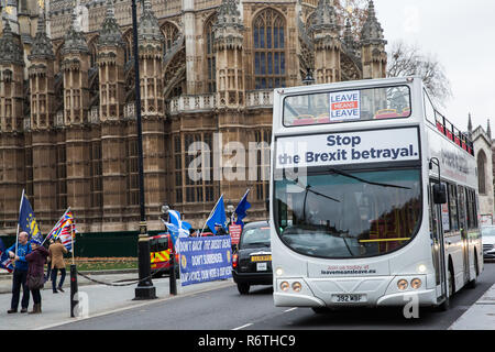 London, Großbritannien. 6. Dezember, 2018. Ein Bus von pro Auftrag - Brexit Aktivisten aus Verlassen bedeutet Durchläufe pro-EU-Aktivisten von sodem Verlassen (Stand der Missachtung der Europäischen Bewegung) protestieren außerhalb des Parlaments, das Unterhaus weiterhin Ministerpräsident Theresa's Mai Vorschlag für die endgültige Brexit Abkommen zu diskutieren. Credit: Mark Kerrison/Alamy leben Nachrichten Stockfoto