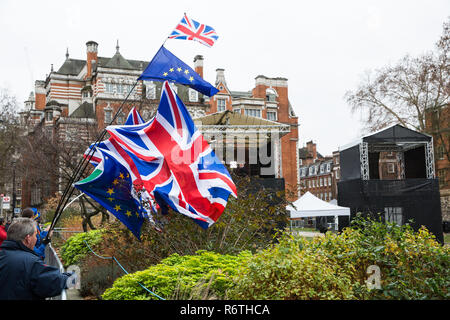 London, Großbritannien. 6. Dezember, 2018. Pro-EU-Aktivisten von sodem (Stand der Missachtung der Europäischen Bewegung) verwenden Sie Fahnen an langen Stangen, um so zu versuchen, dafür zu sorgen, dass Ihr Protest auf Fernsehkameras auf College Green außerhalb des Parlaments positioniert, während das Unterhaus weiterhin Ministerpräsident Theresa's Mai Vorschlag für die endgültige Zustimmung zu Brexit Debatte sichtbar ist. Credit: Mark Kerrison/Alamy leben Nachrichten Stockfoto