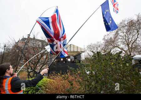 London, Großbritannien. 6. Dezember, 2018. Pro-EU-Aktivisten von sodem (Stand der Missachtung der Europäischen Bewegung) verwenden Sie Fahnen an langen Stangen, um so zu versuchen, dafür zu sorgen, dass Ihr Protest auf Fernsehkameras auf College Green außerhalb des Parlaments positioniert, während das Unterhaus weiterhin Ministerpräsident Theresa's Mai Vorschlag für die endgültige Zustimmung zu Brexit Debatte sichtbar ist. Credit: Mark Kerrison/Alamy leben Nachrichten Stockfoto