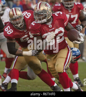 San Francisco, Kalifornien, USA. 13 Nov, 2011. San Francisco 49ers zurück laufen Kendall Hunter (32) Macht touchdown Lauf am Sonntag, 13. November 2011 im Candlestick Park, San Francisco, Kalifornien. Die 49ers die Riesen besiegte 27-20. Credit: Al Golub/ZUMA Draht/Alamy leben Nachrichten Stockfoto