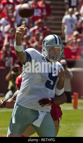 San Francisco, Kalifornien, USA. 18 Sep, 2011. Dallas Cowboys Quarterback Tony Romo (9) unter Druck am Sonntag, 18. September 2011 Bei Candlestick Park, San Francisco, Kalifornien. Cowboys besiegten die 49ers in überstunden 27-24. Credit: Al Golub/ZUMA Draht/Alamy leben Nachrichten Stockfoto