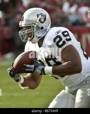 San Francisco, Kalifornien, USA. 20 Aug, 2011. Oakland Raiders zurück läuft, Michael Busch (29) Fänge von Trent Edwards am Sonntag, 20. August 2011 Im Candlestick Park, San Francisco, Kalifornien. Die 49ers besiegten die Räuber in der preseason Spiel 17-3. Credit: Al Golub/ZUMA Draht/Alamy leben Nachrichten Stockfoto