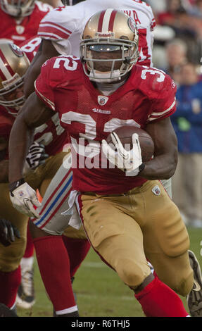 San Francisco, Kalifornien, USA. 13 Nov, 2011. San Francisco 49ers zurück laufen Kendall Hunter (32) am Sonntag, 13. November 2011 im Candlestick Park, San Francisco, Kalifornien. Die 49ers die Riesen besiegte 27-20. Credit: Al Golub/ZUMA Draht/Alamy leben Nachrichten Stockfoto