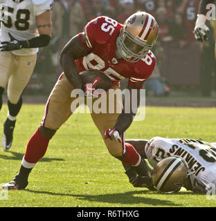 San Francisco, Kalifornien, USA. 14. Jan 2012. San Francisco 49ers festes Ende Vernon Davis (85) packt von New Orleans Saints freie Sicherheit Malcolm Jenkins (27) am Samstag, 14. Januar 2012 im Candlestick Park, San Francisco, Kalifornien. Die 49ers besiegten die Heiligen 36-32. Credit: Al Golub/ZUMA Draht/Alamy leben Nachrichten Stockfoto