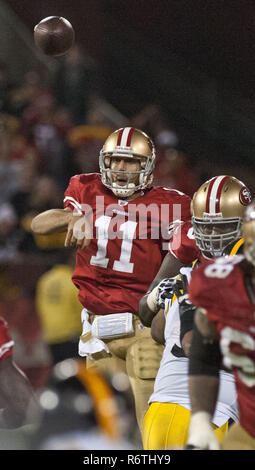 Dezember 19, 2011, San Francisco, Kalifornien, USA - San Francisco 49ers Quarterback Alex Smith (11) am Montag, 19 Dezember, 2011 um Candlestick Park, San Francisco, Kalifornien. 49ers besiegten die Steelers 20-3. (Bild: © Al Golub/ZUMA Draht) Stockfoto