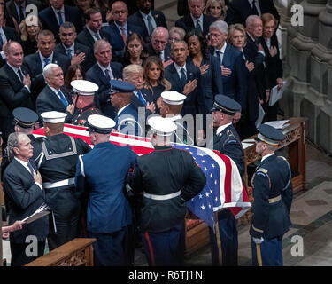 Die Ehrengarde der Sarg mit den sterblichen Überresten des ehemaligen Präsidenten der Vereinigten Staaten George H.W. Bush ist aus der Washington National Cathedral nach Abschluss der Nationalen Trauerfeier zu Ehren des verstorbenen ehemaligen Präsidenten in Washington, DC am Mittwoch, 5. Dezember 2018 durchgeführt. Al unten links ist der ehemalige US-Präsident George W. Bush. Auch sichtbar, in der vorderen Reihe: US-Präsident Donald J. Trumpf, erste Dame Melania Trump, der ehemalige US-Präsident Barack Obama, ehemalige First Lady Michelle Obama, der ehemalige US-Präsident Bill Clinton, der ehemalige US-Außenministerin Hillary Rodham Clinton, fo Stockfoto