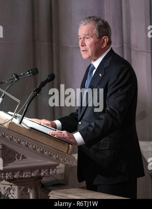 Washington, Vereinigte Staaten von Amerika. 05 Dez, 2018. Ehemalige Präsidenten der Vereinigten Staaten George W. Bush bietet die Laudatio an der Nationalen Trauerfeier zu Ehren des verstorbenen ehemaligen Präsidenten der Vereinigten Staaten George H.W. Bush an der Washington National Cathedral in Washington, DC am Mittwoch, 5. Dezember 2018. Credit: Ron Sachs/CNP (Einschränkung: Keine New York oder New Jersey Zeitungen oder Zeitschriften innerhalb eines 75-Meilen-Radius von New York City) | Verwendung der weltweiten Kredit: dpa/Alamy leben Nachrichten Stockfoto