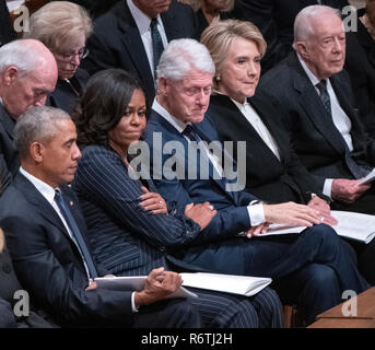 Ehemalige First Lady Michelle Obama, zweite links, legt ihre Hand auf den Arm des ehemaligen US-Präsidenten Bill Clinton, Zentrum, wie er bekommt emotionale während die Lobreden auf dem ehemaligen US-Präsidenten George H.W. Bush während der Nationalen Trauerfeier zu Ehren des verstorbenen ehemaligen Präsidenten an der Washington National Cathedral in Washington, DC am Mittwoch, 5. Dezember 2018. Auch dargestellt sind ehemalige US-Präsident Barack Obama, Links, ehemalige US-Außenministerin Hillary Rodham Clinton, zweite rechts, und der ehemalige US-Präsident Jimmy Carter Credit: Ron Sachs/CNP (Einschränkung: Keine New York oder New Jersey Zeitungen oder Stockfoto