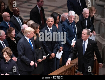 Ehemalige Präsidenten der Vereinigten Staaten George W. Bush Spaziergänge Vergangenheit, von Links nach Rechts: US-Präsident Donald J. Trumpf, erste Dame Melania Trump, der ehemalige US-Präsident Barack Obama, ehemalige First Lady Michelle Obama, der ehemalige US-Präsident Bill Clinton, der ehemalige US-Außenministerin Hillary Rodham Clinton, der ehemalige US-Präsident Jimmy Carter, und ehemalige First Lady Rosalynn Carter, wie er kommt an der Nationalen Trauerfeier zu Ehren des verstorbenen ehemaligen Präsidenten der Vereinigten Staaten George H.W. Bush an der Washington National Cathedral in Washington, DC am Mittwoch, 5. Dezember 2018. Auch sichtbar ein ganz links ist der ehemalige f Stockfoto