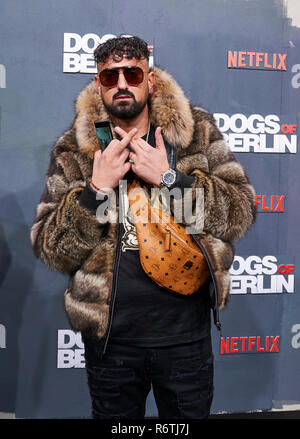 Berlin, Deutschland. 06 Dez, 2018. Der rapper Haftbefehl kommt ins Kino International für die Premiere des Films 'dogs of Berlin". Quelle: Annette Riedl/dpa/Alamy leben Nachrichten Stockfoto