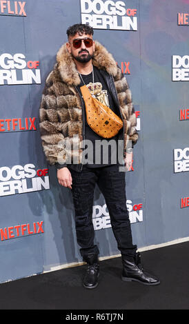 Berlin, Deutschland. 06 Dez, 2018. Der rapper Haftbefehl kommt ins Kino International für die Premiere des Films 'dogs of Berlin". Quelle: Annette Riedl/dpa/Alamy leben Nachrichten Stockfoto