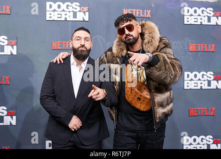 Berlin, Deutschland. 06 Dez, 2018. Der rapper Sinan-G (l) und Haftbefehl ins Kino International für die Premiere des Films kommen 'dogs of Berlin". Quelle: Annette Riedl/dpa/Alamy leben Nachrichten Stockfoto