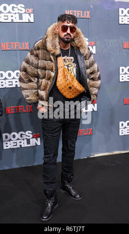 Berlin, Deutschland. 06 Dez, 2018. Der rapper Haftbefehl kommt ins Kino International für die Premiere des Films 'dogs of Berlin". Quelle: Annette Riedl/dpa/Alamy leben Nachrichten Stockfoto