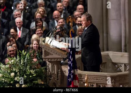 Ehemaliger Präsident George W. Bush bietet der Laudatio für seinen Vater, ehemaliger Präsident George H.W. Bush, an seinem Staatsbegräbnis in der National Cathedral Dezember 5, 2018 in Washington, DC. Bush, der 41. Präsident, starb in seinem Haus in Houston Alter 94. Stockfoto