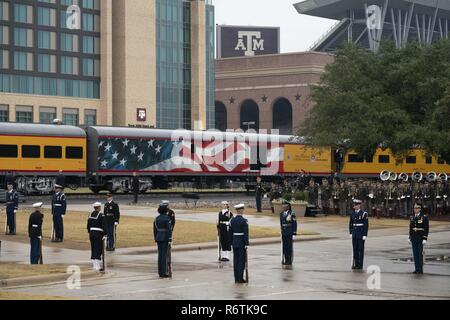 College Station, TX, USA. 6 Dez, 2018. College Station, Texas USA Dez. 12, 2018: Der Sarg mit den sterblichen Überresten des ehemaligen Präsidenten George H.W. Bush kommt an der Texas A&M Universität für einen 20-minütigen Zeremonie, bevor seine letzte Ruhestätte an der George Bush Bibliothek. Bush verstorben Nov. 30. in Houston. Credit: Bob Daemmrich/ZUMA Draht/Alamy leben Nachrichten Stockfoto