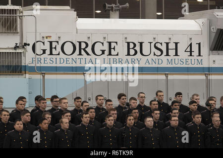 College Station, TX, USA. 6 Dez, 2018. College Station, Texas USA Dez. 12, 2018: Der Sarg mit den sterblichen Überresten des ehemaligen Präsidenten George H.W. Bush kommt an der Texas A&M Universität für einen 20-minütigen Zeremonie, bevor seine letzte Ruhestätte an der George Bush Bibliothek. Bush verstorben Nov. 30. in Houston. Credit: Bob Daemmrich/ZUMA Draht/Alamy leben Nachrichten Stockfoto