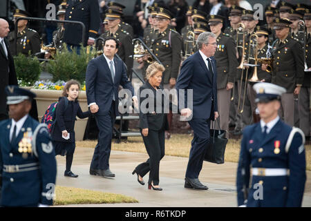 Der ehemalige Gouverneur von Florida, Jeb Bush und Frau Paloma Ankommen an der Texas A&M University mit dem Zug mit dem Sarg des ehemaligen Präsidenten George H.W. Bush vor der Beerdigung in der Nähe des George Bush Bibliothek. Stockfoto