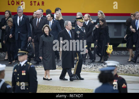 College Station, TX, USA. 6 Dez, 2018. College Station, Texas USA Dez. 12, 2018: Der Sarg mit den sterblichen Überresten des ehemaligen Präsidenten George H.W. Bush kommt an der Texas A&M Universität für einen 20-minütigen Zeremonie, bevor seine letzte Ruhestätte an der George Bush Bibliothek. Bush verstorben Nov. 30. in Houston. Credit: Bob Daemmrich/ZUMA Draht/Alamy leben Nachrichten Stockfoto